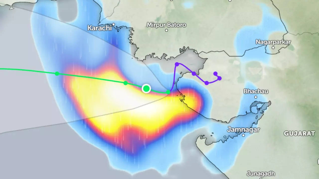 Gujarat Cyclone: गुजरात की तरफ 65 KM/Hr की स्पीड से बढ़ रहा है साइक्लोन ...