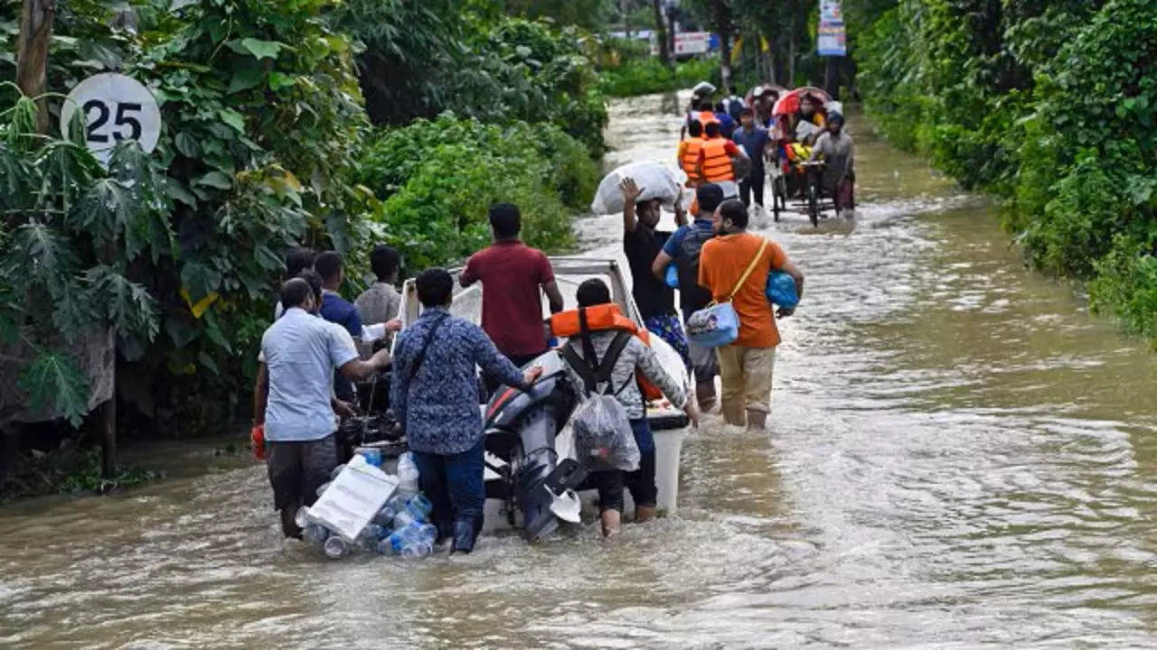 Bangladesh Flood: पहले विद्रोह में जला और अब बाढ़ में डूबा बांग्लादेश, 59 की मौत, 50 लाख से ज्यादा लोग प्रभावित