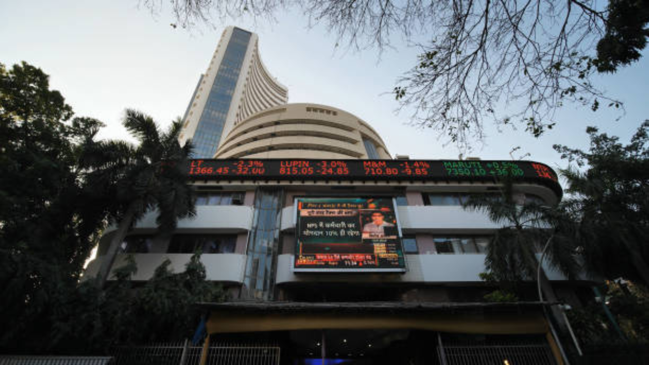 Stock Market Today: रिलायंस, एयरटेल में बिकवाली से सेंसेक्स टूटा, निफ्टी में भी गिरावट