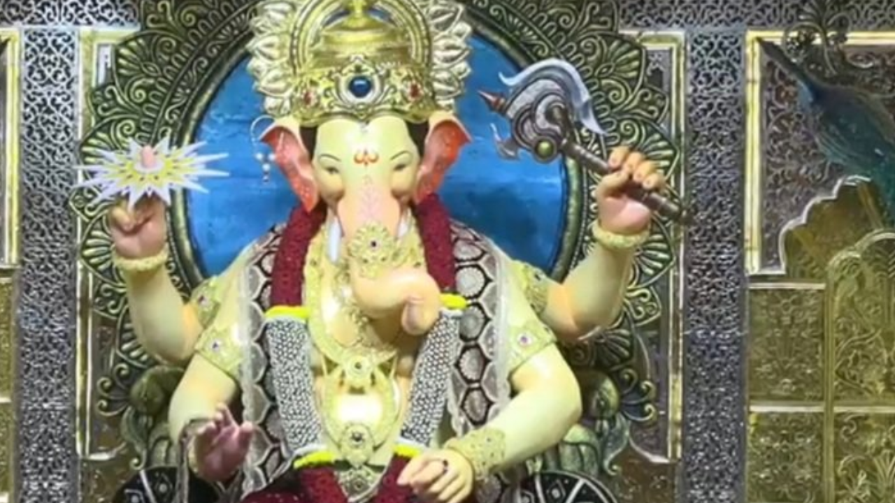 lalbaugcha raja 2024 first look, photo, image, darshan time on ganesh chaturthi 2024 in hindi: lalbaugcha raja height, theme and history in hindi