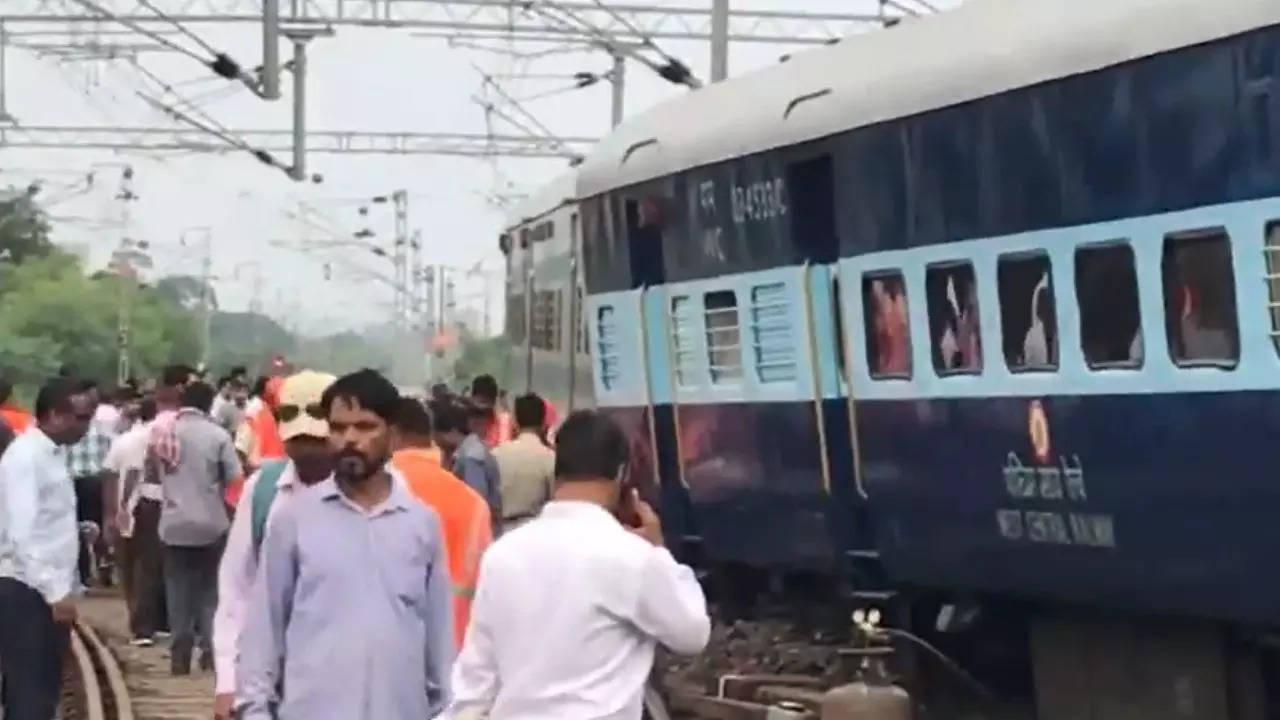 mp train accident two coaches of somnath express train derailed near jabalpur railway station