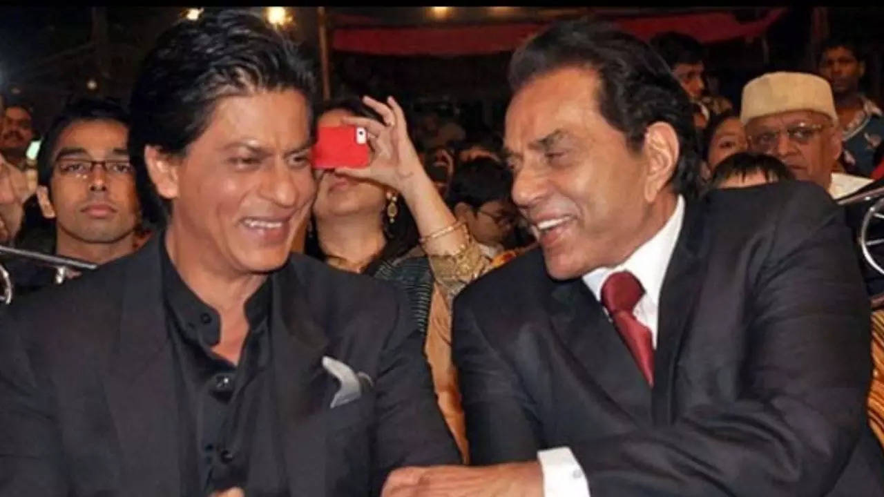 dharmendra deol share pic with shahrukh khan along with emotional note fans excited