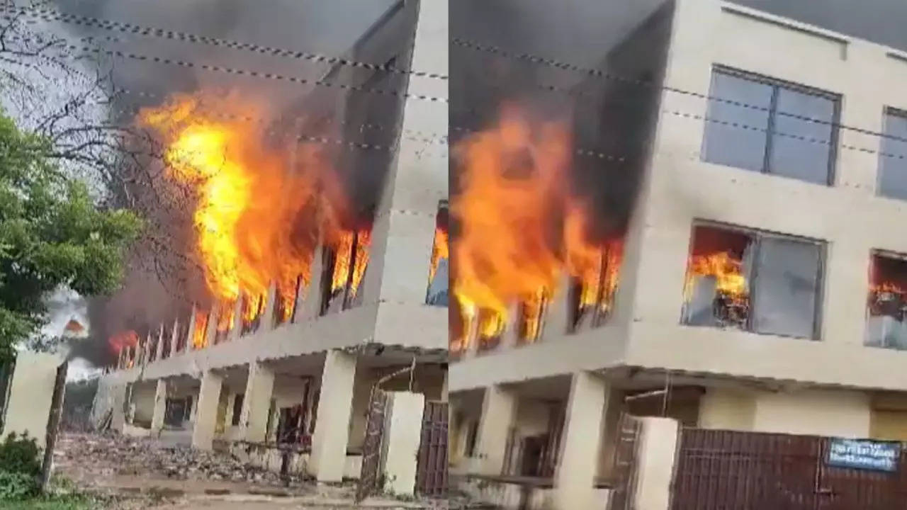 massive fire broke out in factory near rajiv ratan awas in delhi