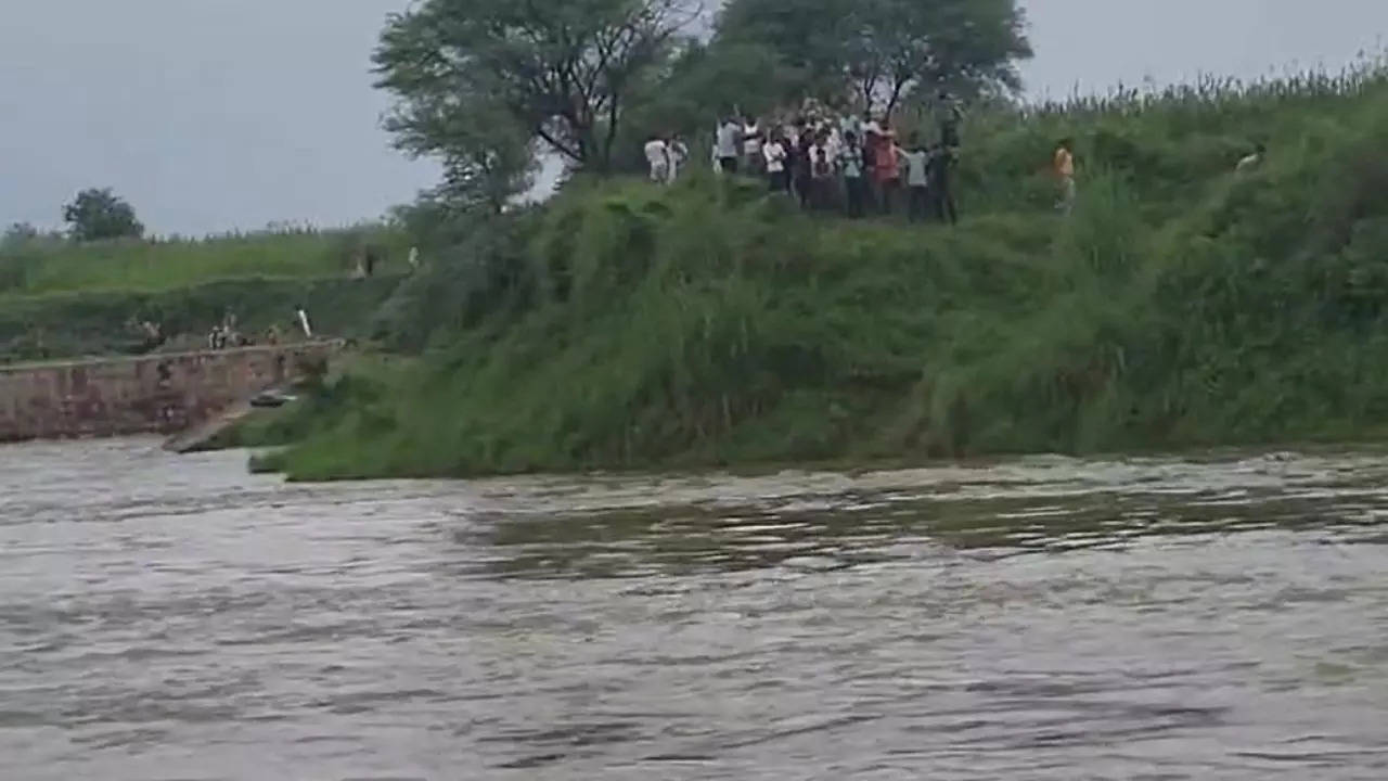 five girls were swept away in parvati river while bathing in dholpur