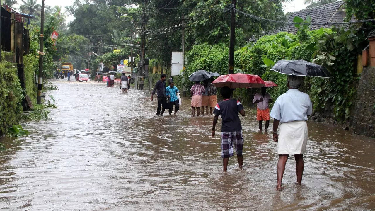 kerala weather update heavy rain alert imd issued warning to avoid landslide and waterlogged areas