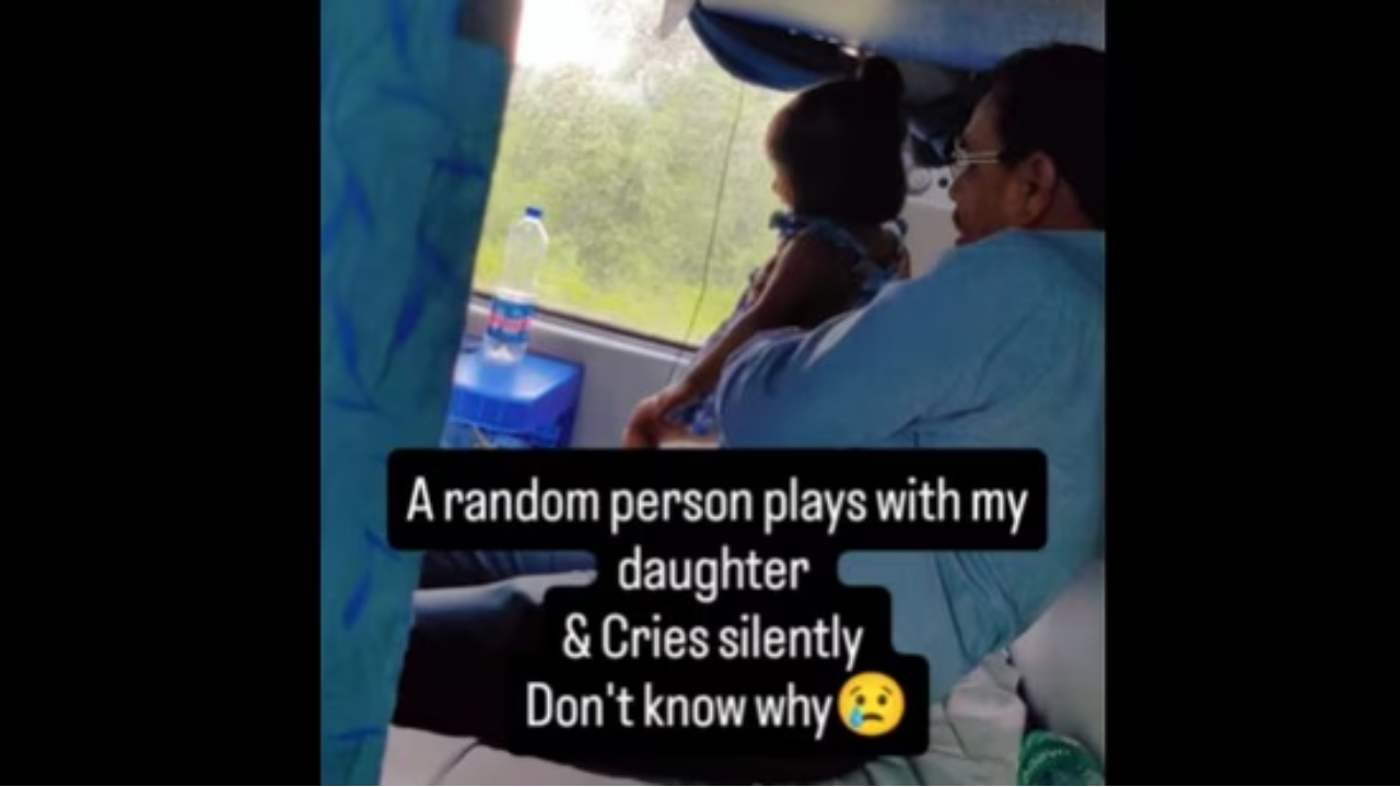 viral video emotional video train passenger playing with toodler and gets emotional heartmelting video