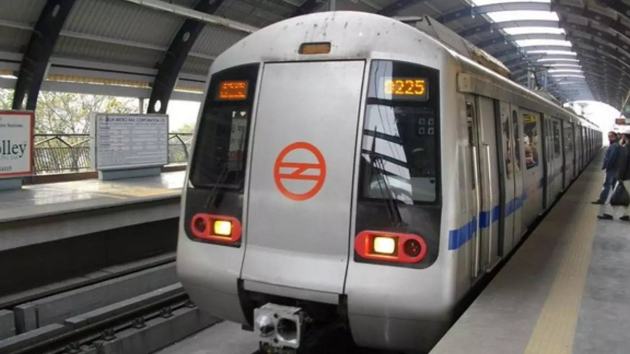 सावधान! Delhi Metro में कट सकती है जेब, गायब हो सकता है मोबाइल; चोरों ने 4 हजार यात्रियों को लगाया चूना