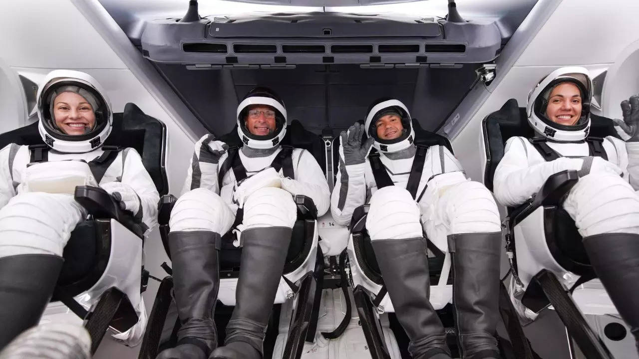 spacex launches billionaire to conduct the first private spacewalk