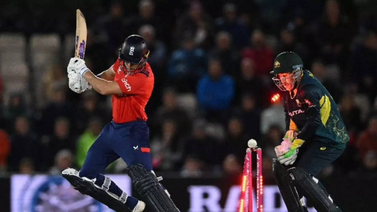 travis head half century helped australia beat england in first t20 match