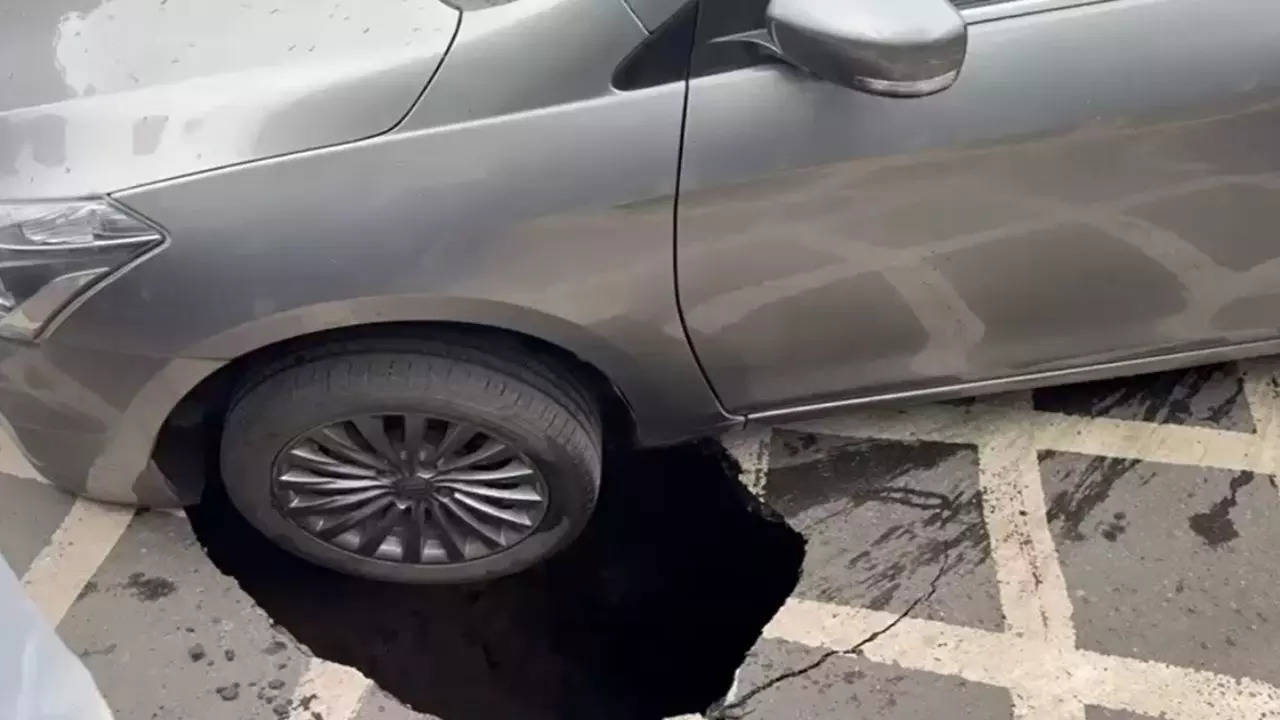 Mumbai road caved