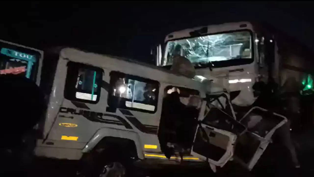 rajasthan road accident heavy collision between car and truck in sirohi