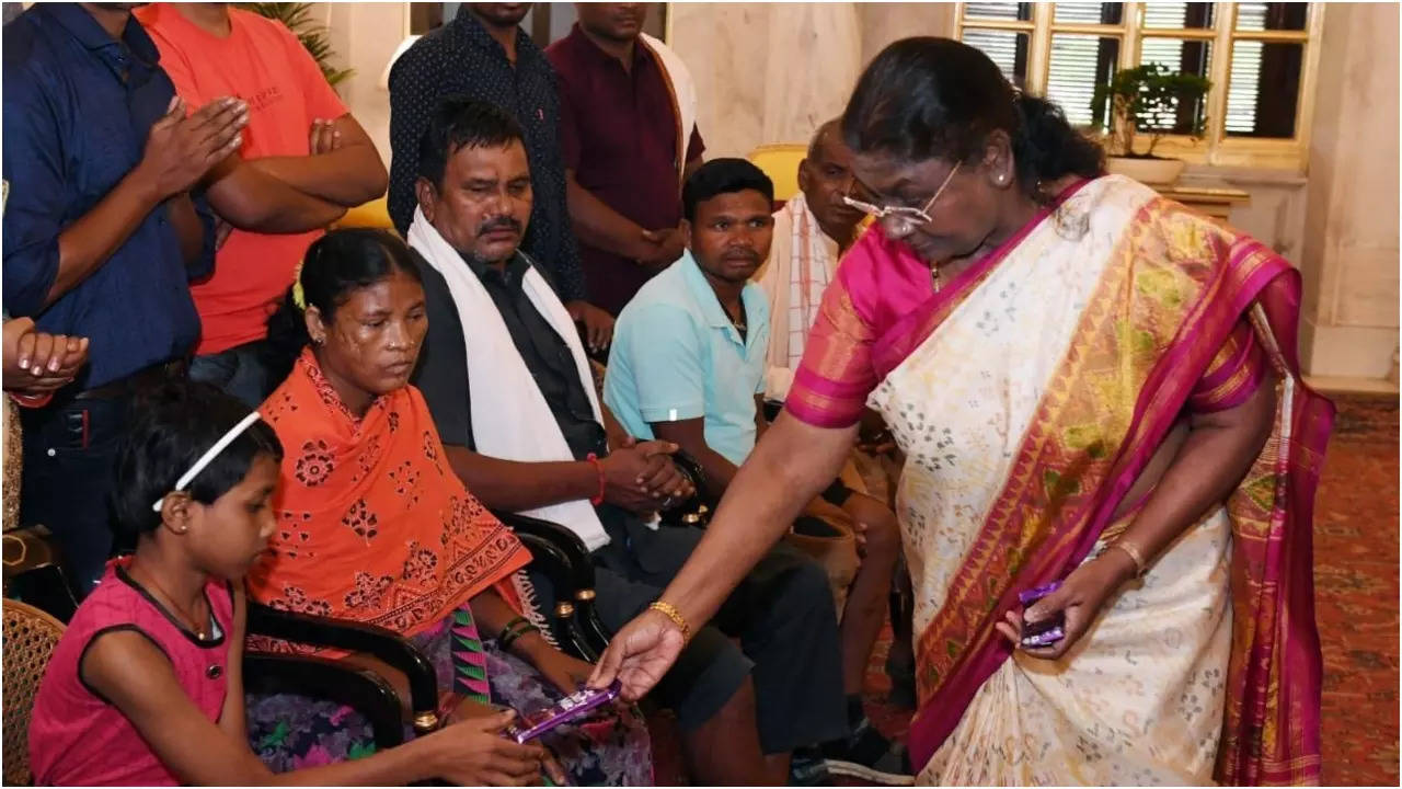 Bastar Naxal victims met President Draupadi Murmu