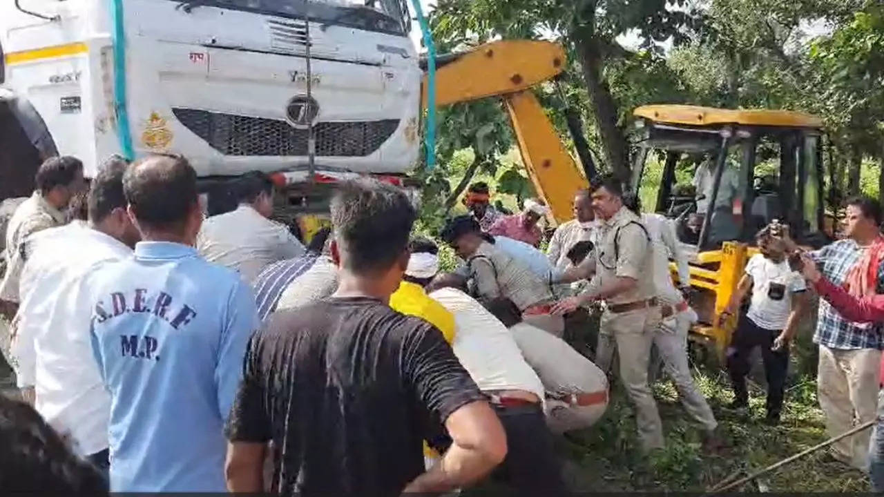 damoh accident.