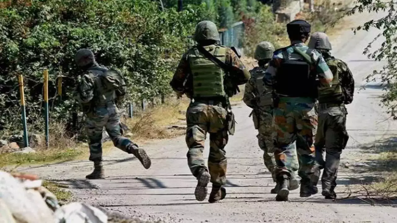 Kulgam Encounter: सुरक्षाबलों ने दो आतंकियों को मार गिराया, हथियार और गोला-बारूद बरामद