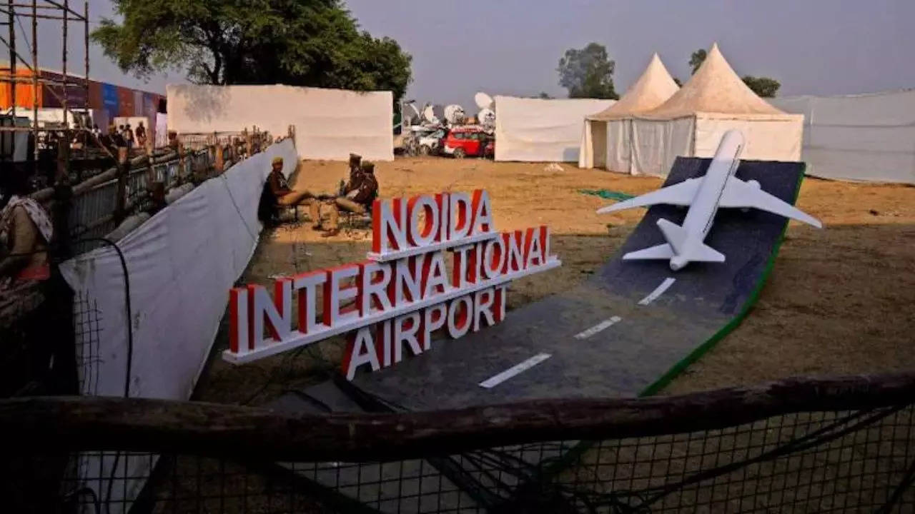 Noida Airport: तैयार हुआ जेवर एयरपोर्ट, अगले महीने से विमान भरेंगे उड़ान; टेस्टिंग में हुआ पास