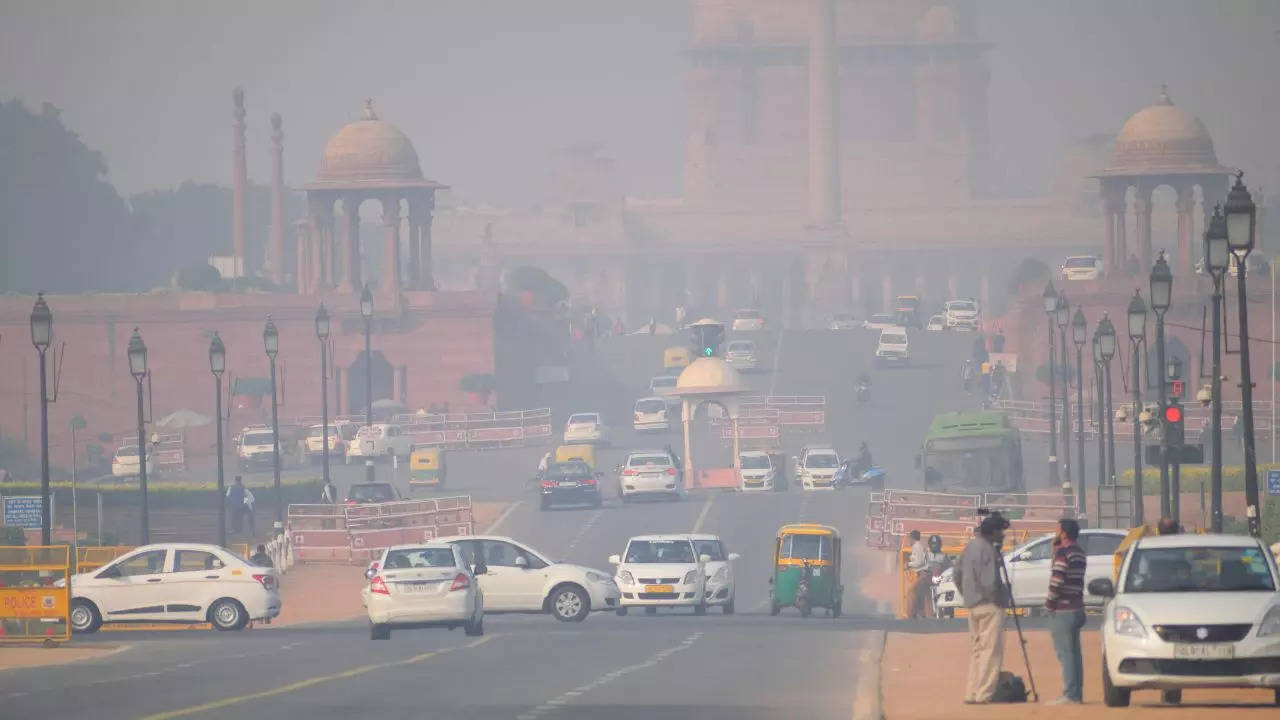 Delhi Pollution: प्रदूषण की मार से त्रस्त NCR, दिल्ली में ग्रैप-2 लागू; ‘रेड लाइट ऑन, गाड़ी ऑफ' अभियान शुरू