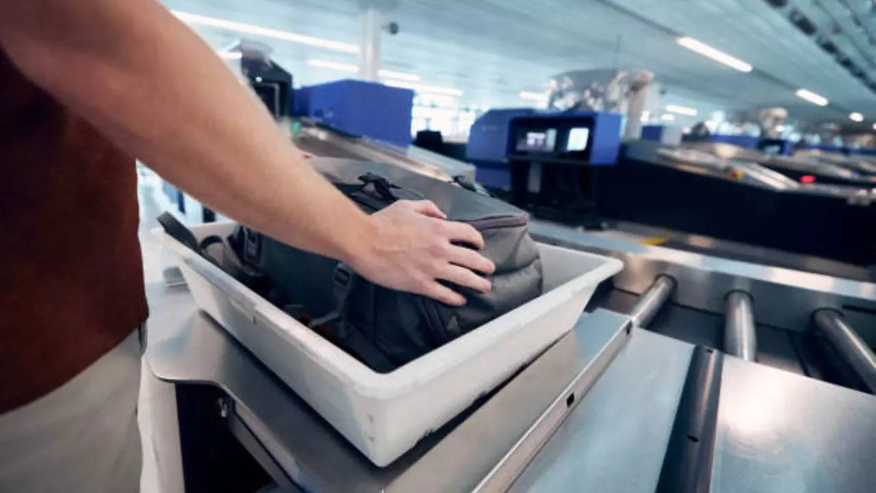 airport luggage checking