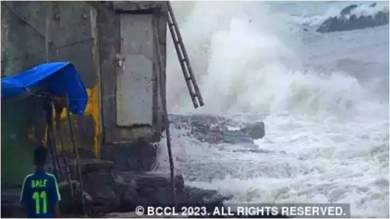 Cyclone Dana: 120 KM/घंटे की रफ्तार टकराएगा चक्रवात ‘दाना', 203 ट्रेनें रद्द; 16 घंटे के लिए फ्लाइटें कैंसिल