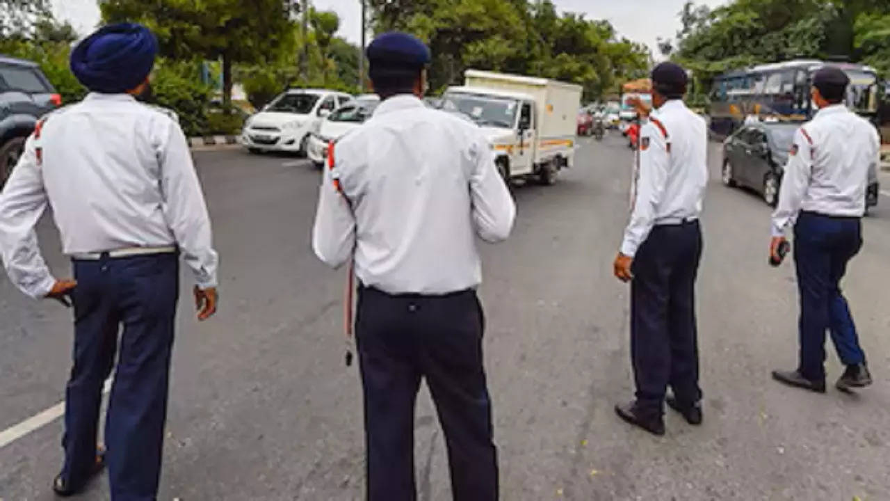 Noida: धनतेरस, दीपावली और भैया दूज पर रहें सावधान! इन रास्तों का न करें इस्तेमाल; पढ़ लें ट्रैफिक एडवाइजरी