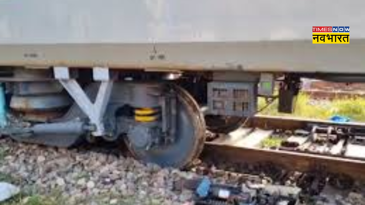 train derailed in Pratapgarh