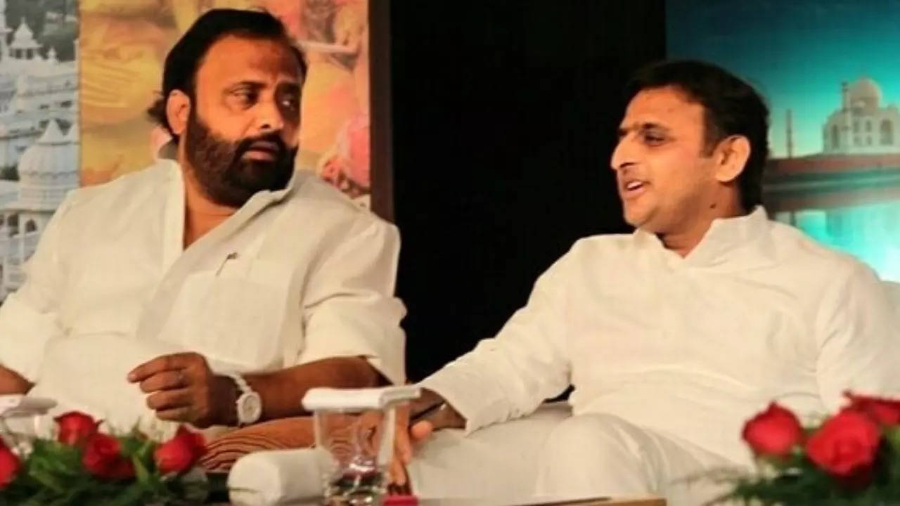 Om Prakash Singh, Akhilesh Yadav