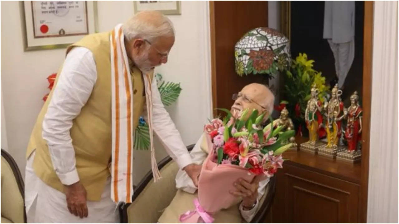 PM Narendra Modi Meets Lalkrishna Advani