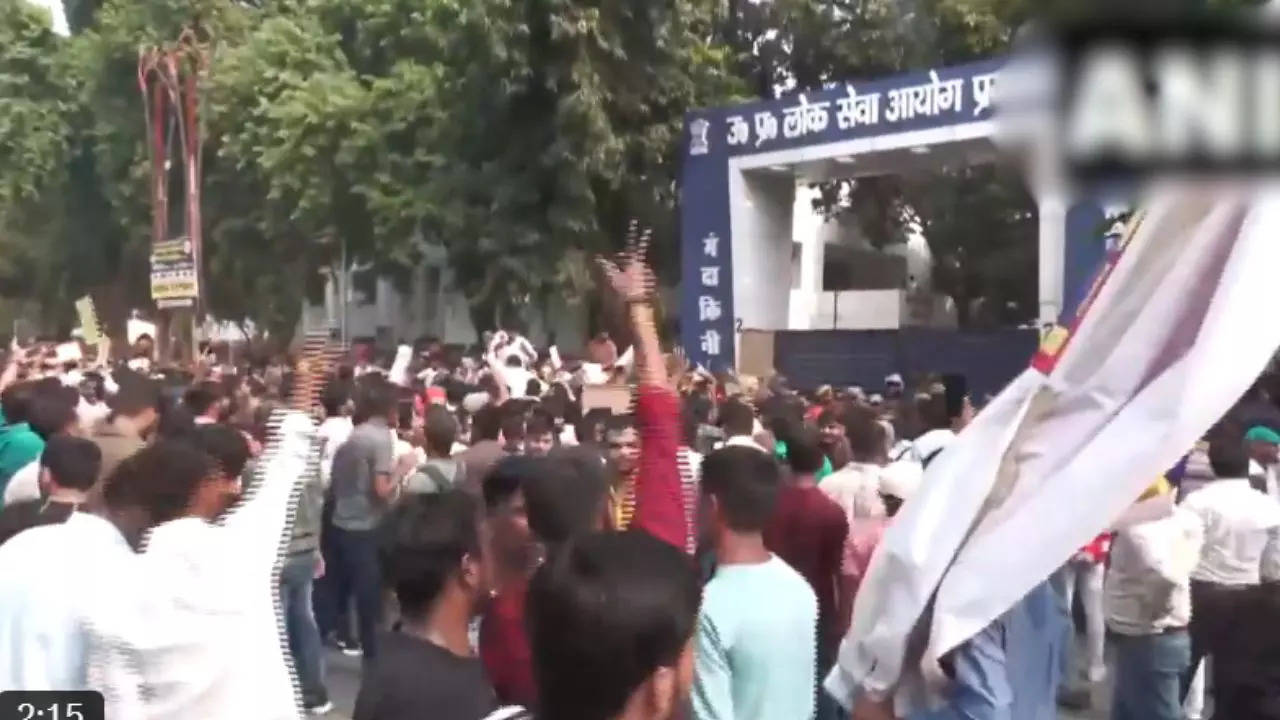 students protest in Prayagraj