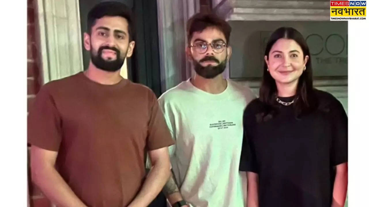 Anushka-Virat Poses with Fans