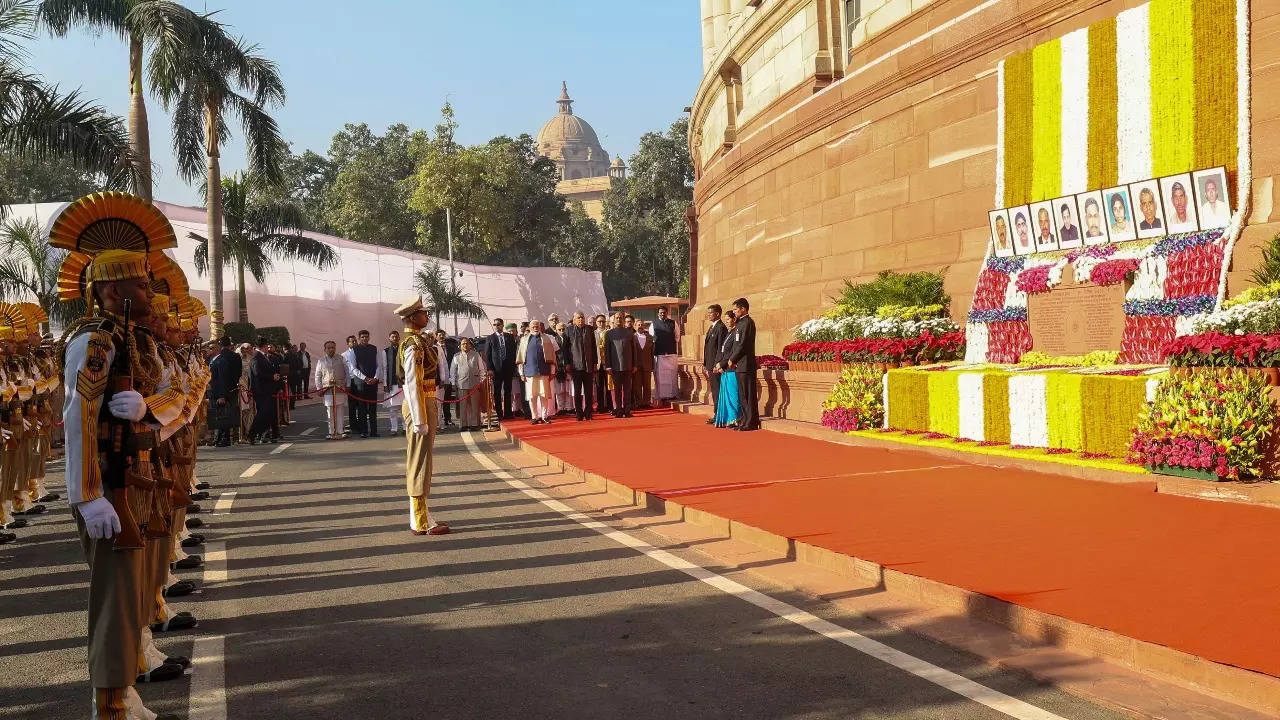 PM Modi Pay Tributes