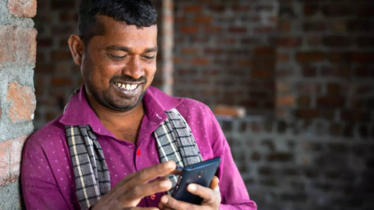 ​mobile users in India (image-istock)​​