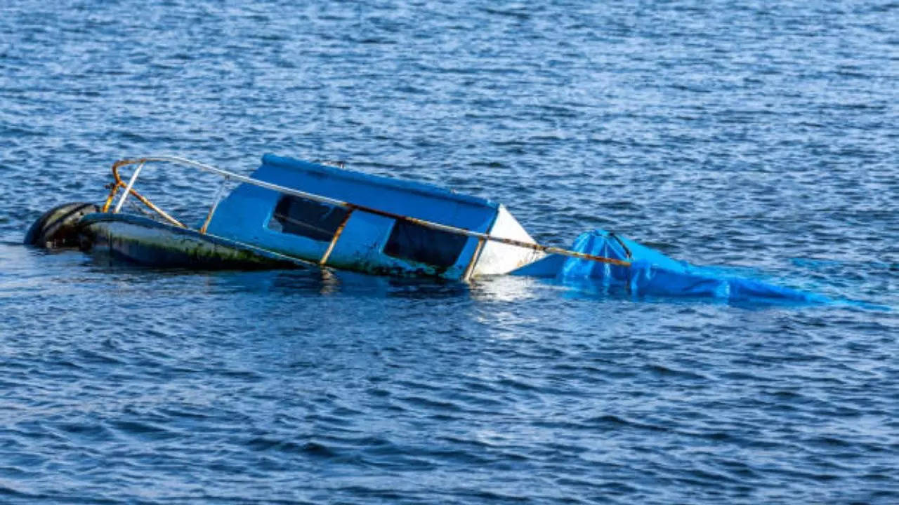 boat capsizes