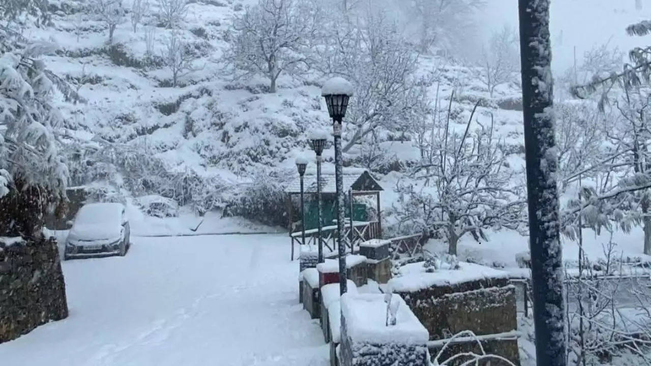 Himachal Snowfall: हिमाचल में भारी बर्फबारी, 350 सड़कें बंद, 4 लोगों की मौत; रेस्क्यू जारी