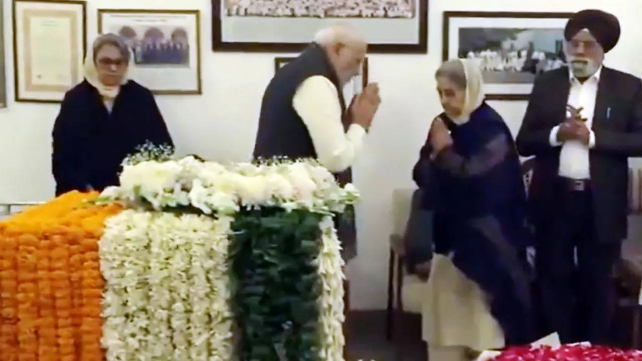 PM Narendra Modi pays last respects to late former PM Dr Manmohan Singh.