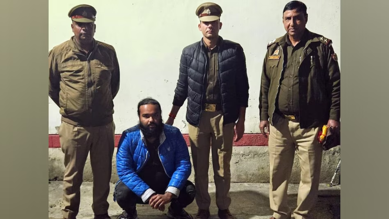 पुलिस द्वारा पकड़ा गया शख्‍स। (फोटा क्रेडिट: सोशल मीडिया)