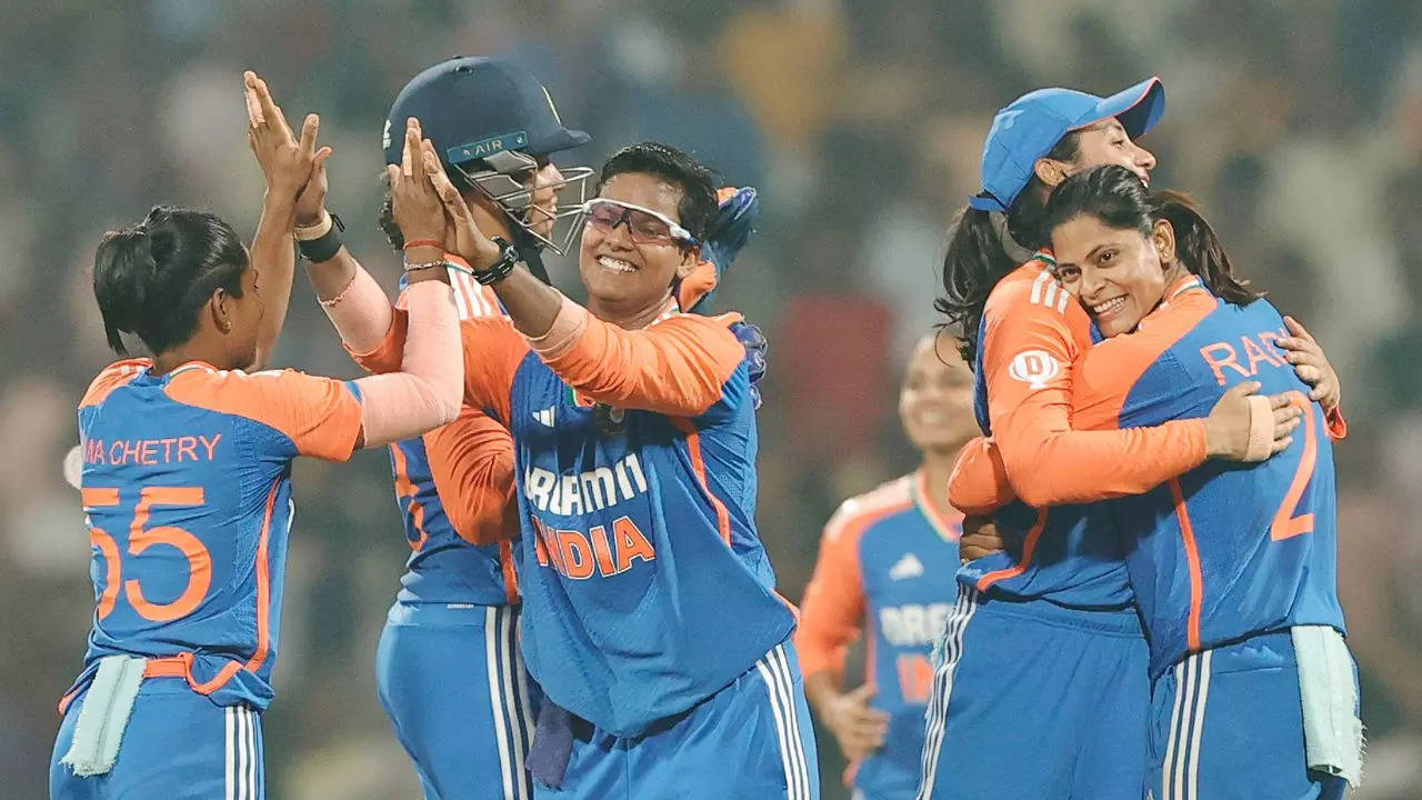 IND-W vs IER-W Home ODI Series: भारतीय महिला टीम और आयरलैंड महिला टीम के बीच तीन वनडे मैचों की सीरीज खेली जाएगी। इस सीरीज के लिए बीसीसीआई ने टीम का ऐलान किया। टीम में हरमनप्रीम कौर और रेणुका सिंह ठाकुर को आराम दिया है। सीरीज में धाकड़ खिलाड़ी की कप्तानी में टीम इंडिया उतरेगी।