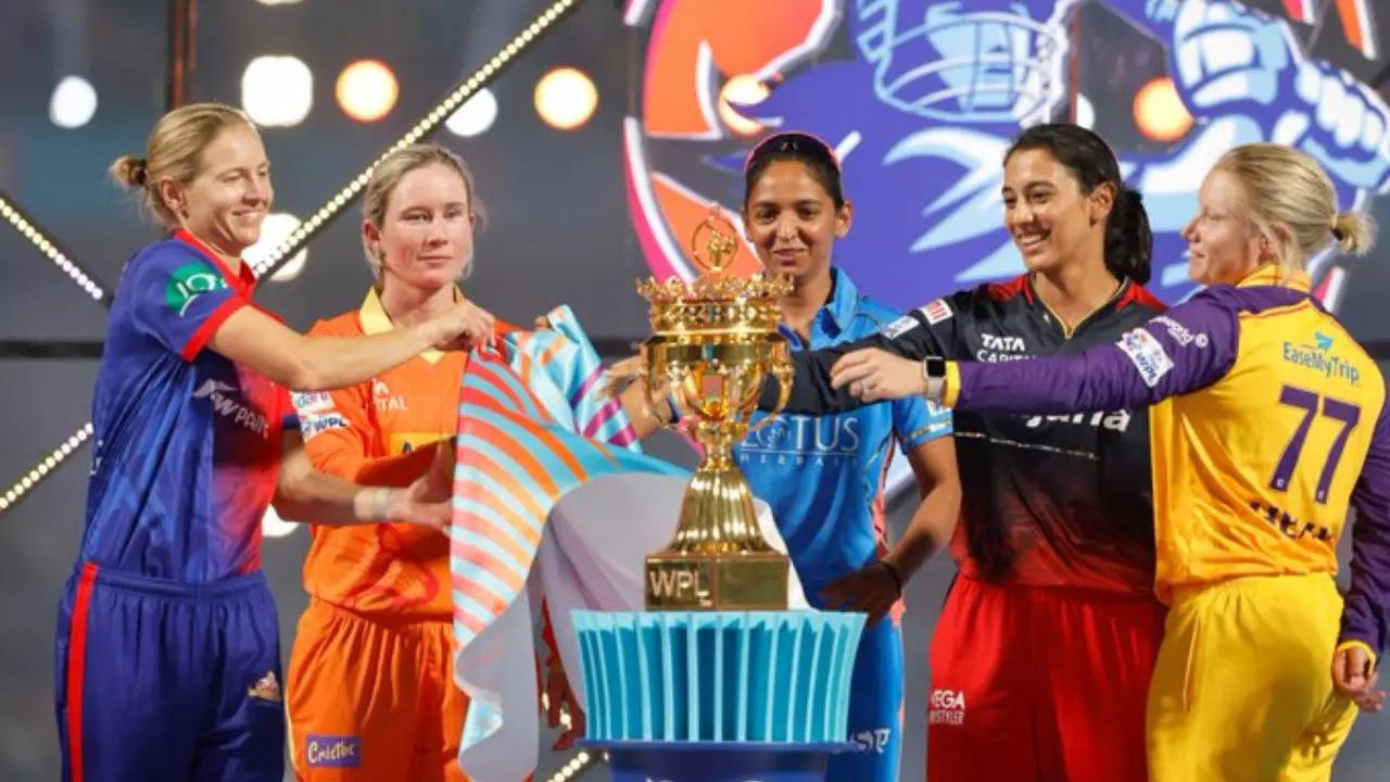 Womens Premier League Schedule, Match Date, Venue: विमेंस प्रीमियर लीग का रोमांच जल्द शुरू होने वाला है। डब्ल्यूपीएल 2025 के शेड्यूल का ऐलान हो चुका है। टूर्नामेंट का आगाज 14 फरवरी से वड़ोदरा में होगा। WPL के तीसरे संस्करण का पहला मुकाबला डिफेंडिंग चैम्पियन रॉयल चैलेंजर्स बेंग्लोर और गुजरात जायंट्स के बीच होगा।