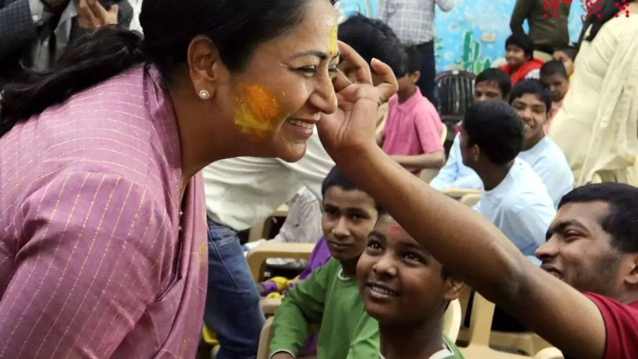 Rekha Gupta celebra a Holi con niños