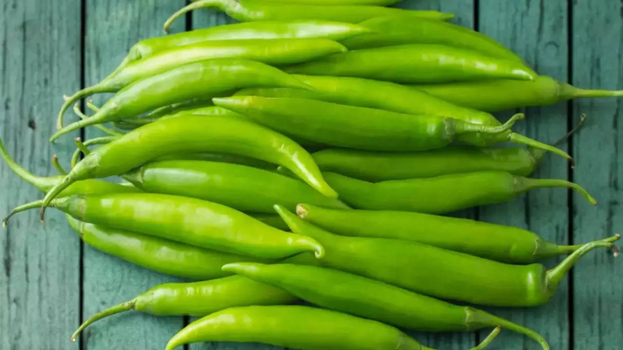 Green Chilli Benefits: विटामिन सी की कमी पूरी कर सकती है तीखी हरी मिर्च, भाग्यश्री ने भी गिनाए फायदे