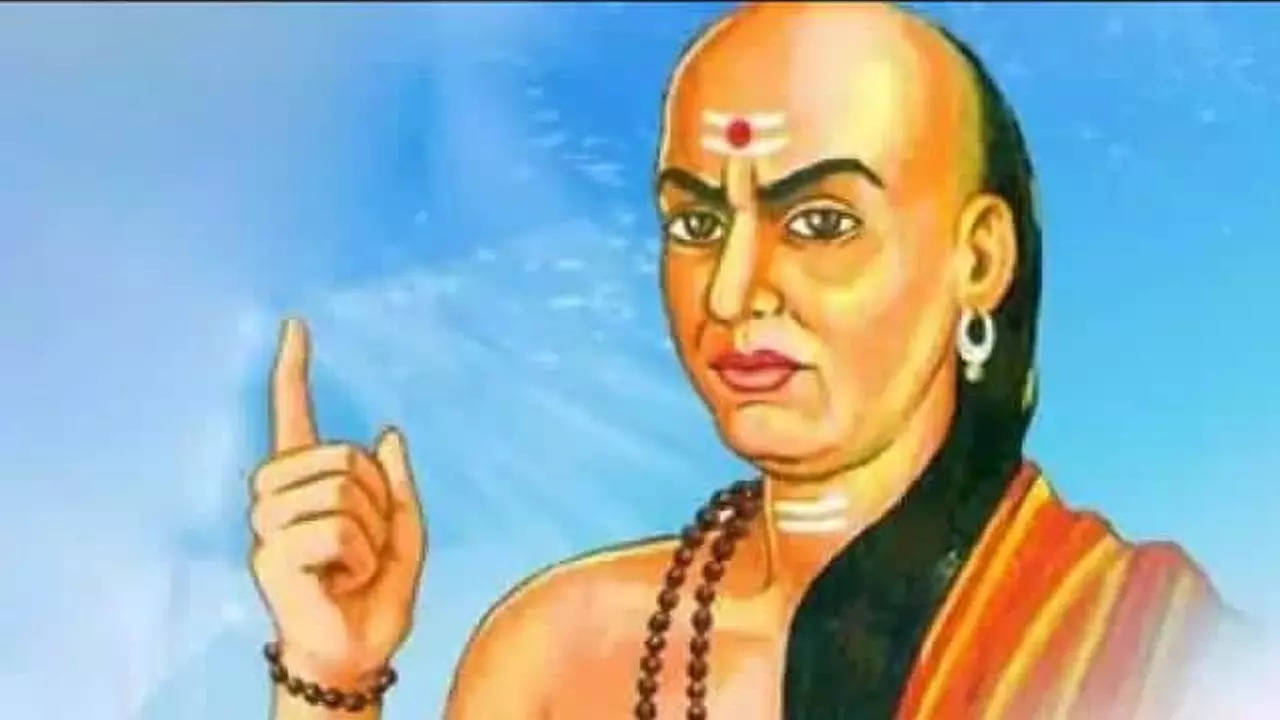 Chanakya Niti : नौकर, पत्नी और मित्र कितने हैं वफादार, इन बातों से तुरंत परखें