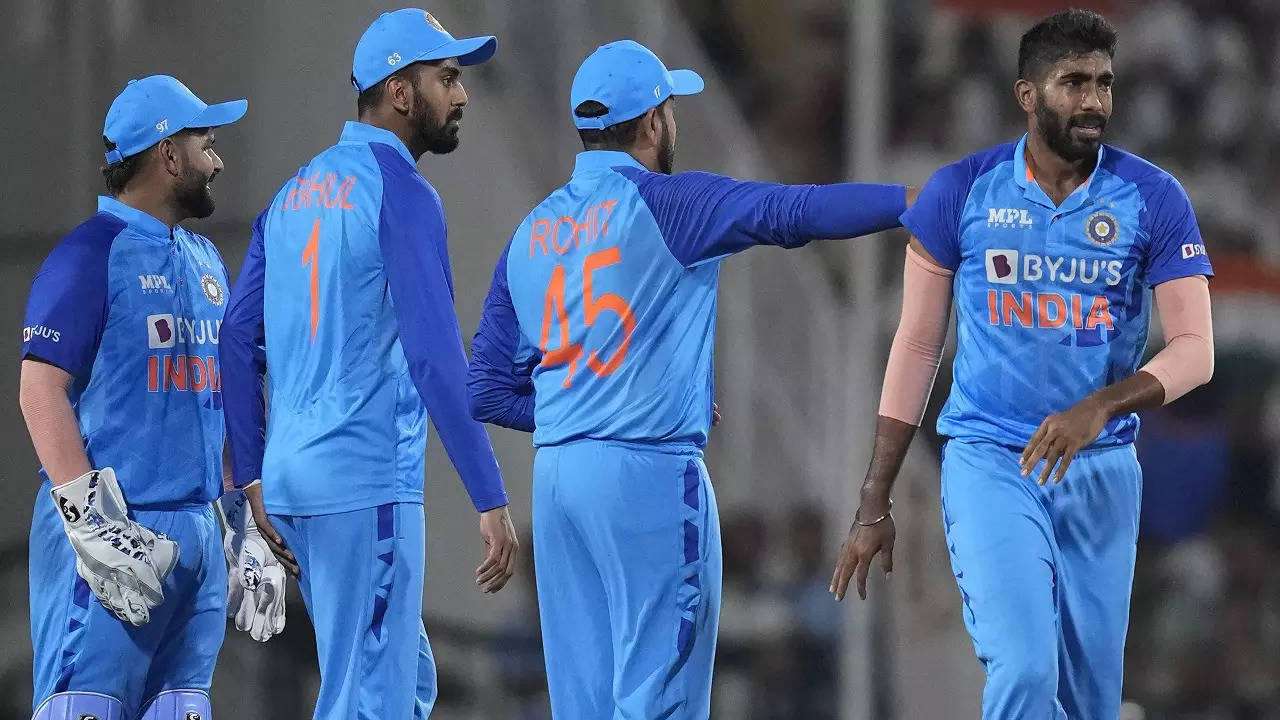 Jasprit-Bumrah-with-Team-Mates