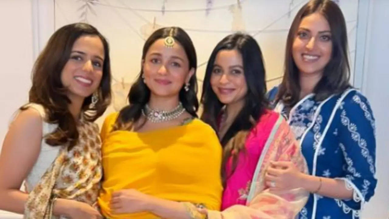 Alia Bhatt Baby Shower : आलिया भट्ट की बेबी शॉवर की फोटो आई सामने, एक्ट्रेस के चेहरे पर दिखा प्रेग्नेंसी ग्लो