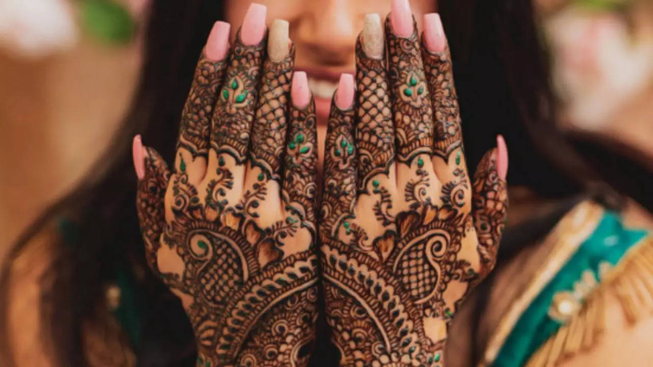 Karwa Chauth 2022: Best Wishes, Mehndi Design, Images To Share With Your  Loved Ones