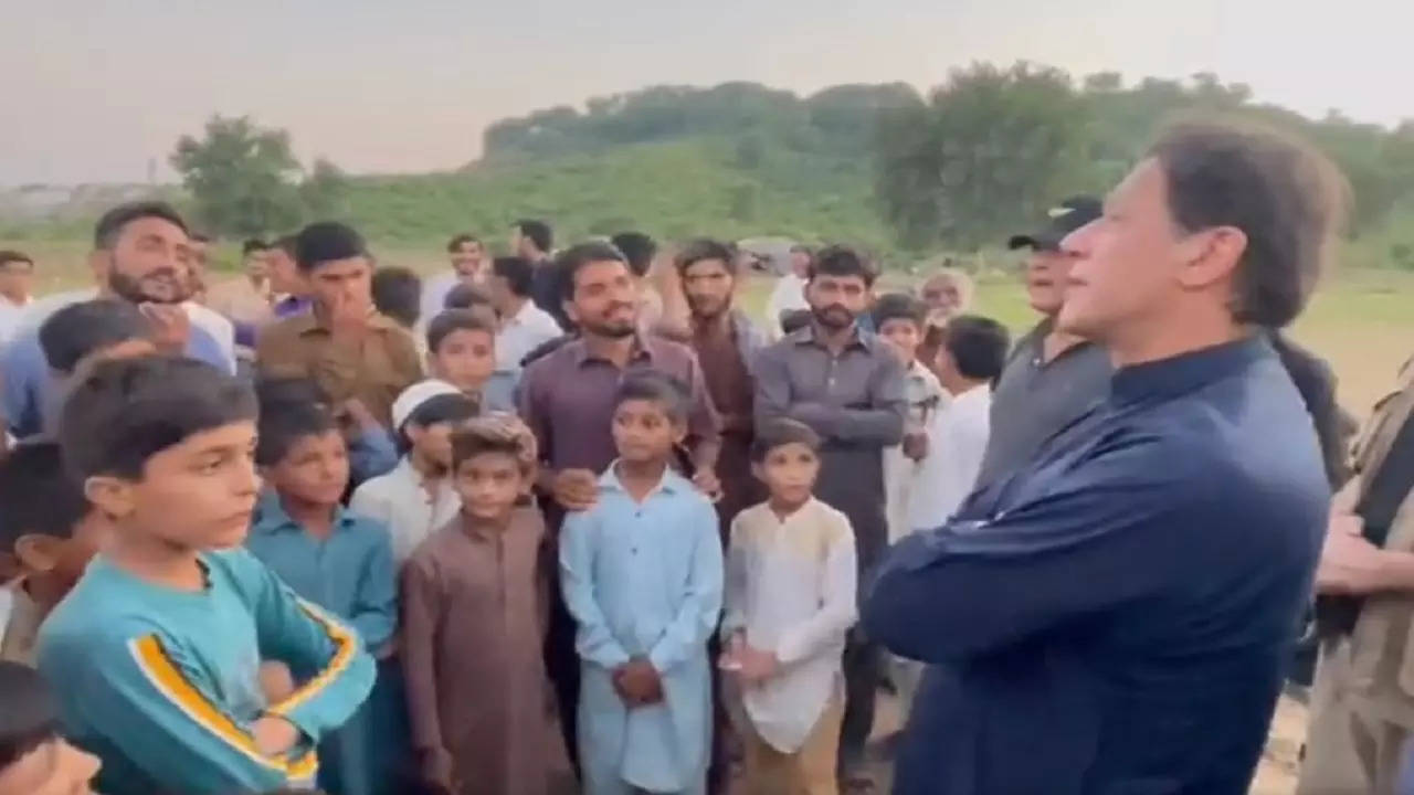 Imran-khan-with-Villagers