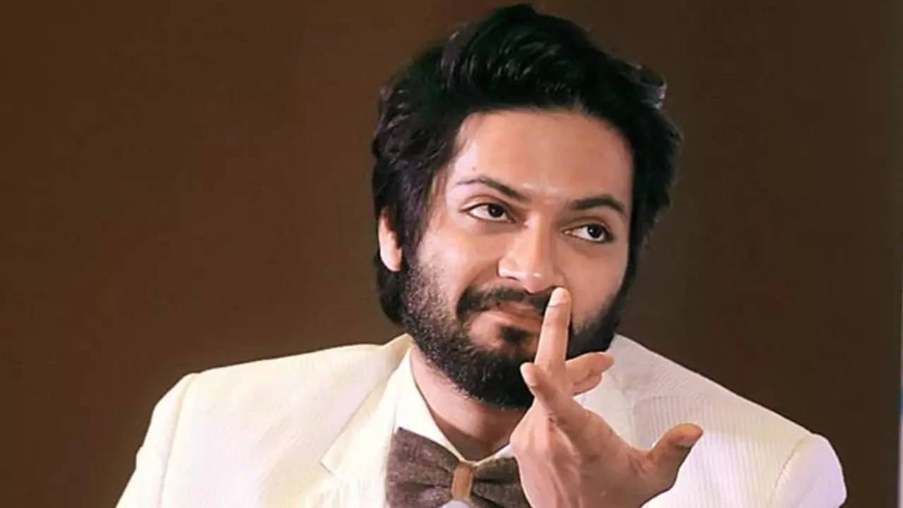 Ali Fazal Birthday: 3 इड‍ियट्स में छोटे से रोल में नजर आए थे अली फजल, आज करोड़ों की संपत्ति के हैं मालिक