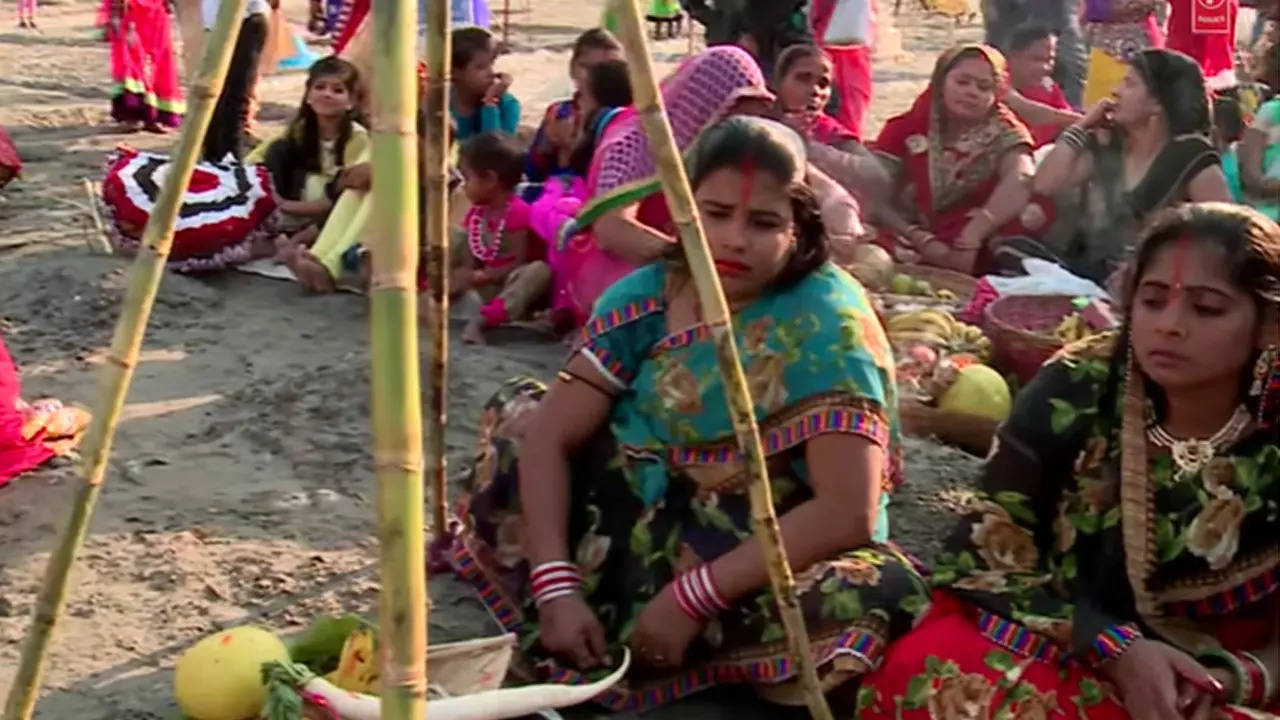 Bhojpuri Chhath Song: छठ पर सबसे ज्यादा बजता है शारदा सिन्‍हा का गीत 'केलवा के पात पर', देखें वीडियो