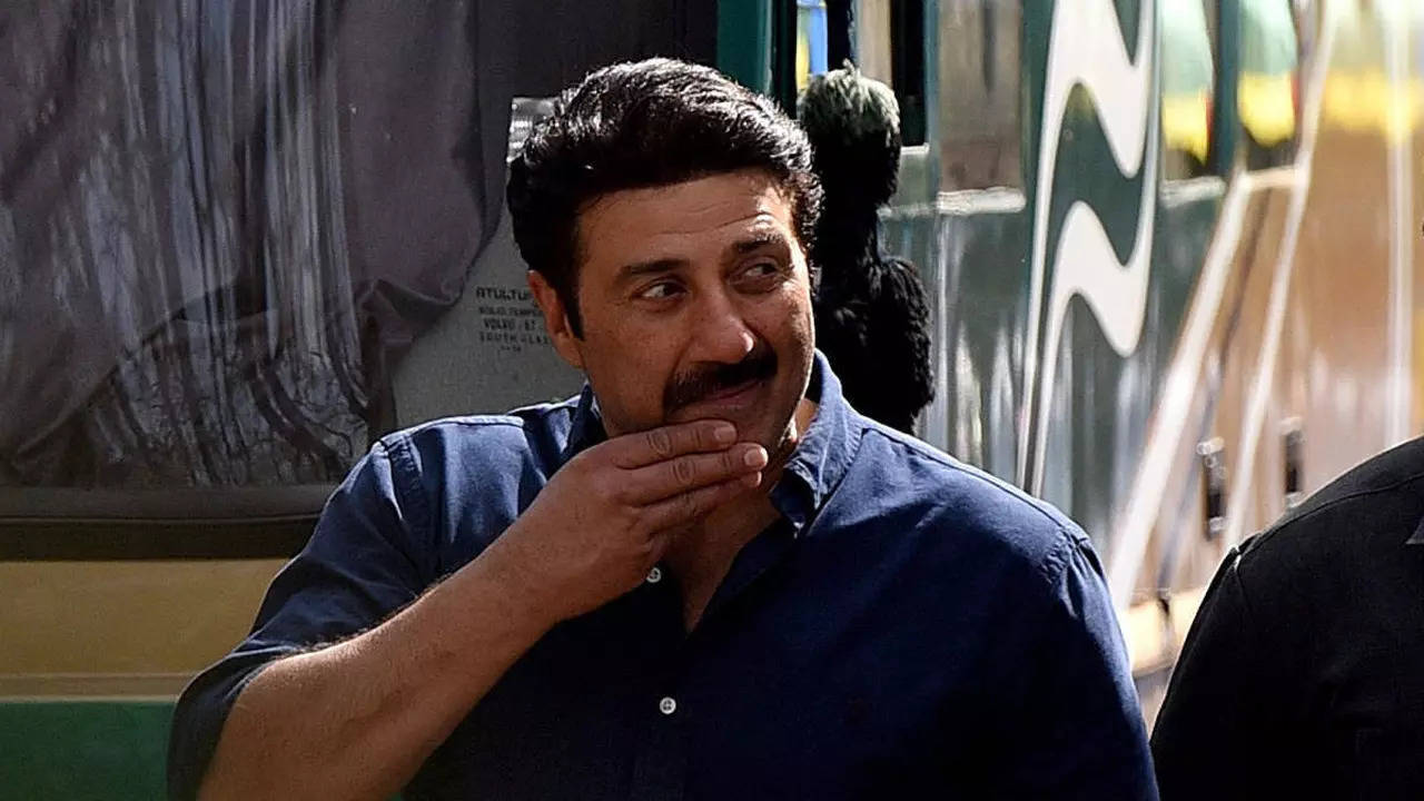 Sunny Deol Birthday: महीने में करोड़ों कमाते हैं सनी देओल, कुल संपत्ति सुनकर उड़ जाएंगे होश