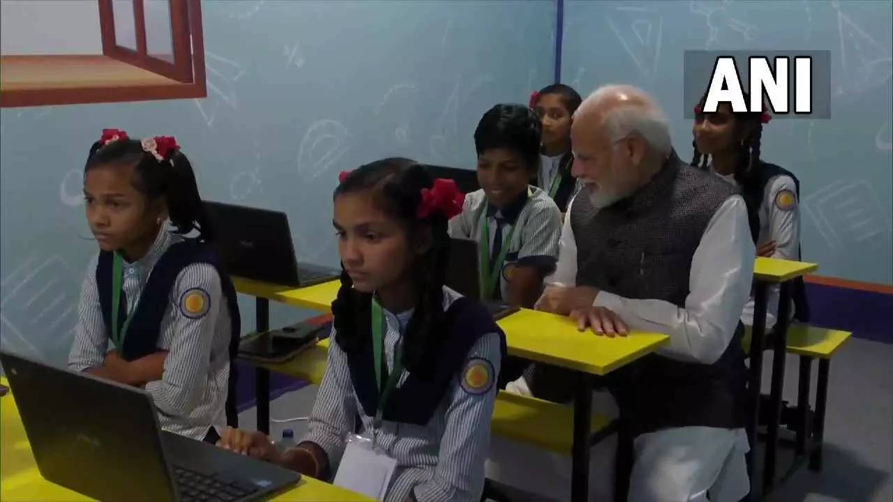 pm modi with students