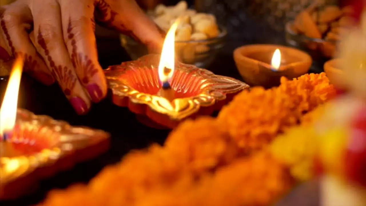 Diwali 2022 Laxmi Ji Ki Aarti Lyrics: ॐ जय लक्ष्मी माता, मैया जय लक्ष्मी माता, मां लक्ष्मी की आरती