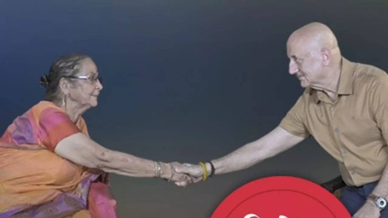 anupam  kher and her mother