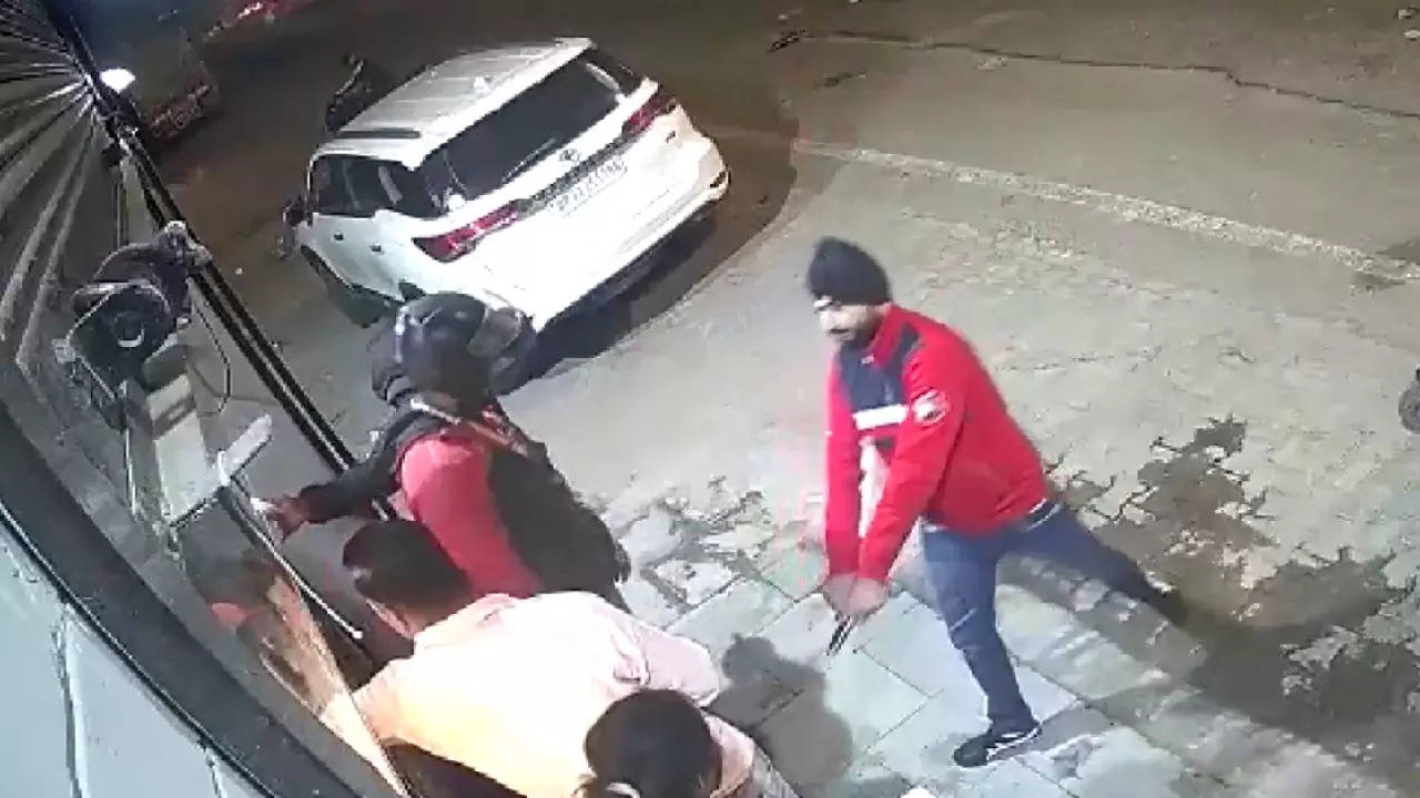 Toyota Fortuner Robbery At Gun Point Captured In CCTV